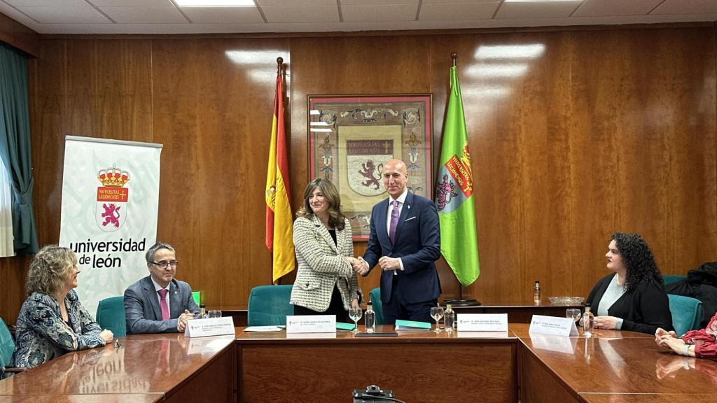 Momento de firma del convenio entre el Ayuntamiento de León y la ULE