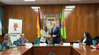 Momento de firma del convenio entre el Ayuntamiento de León y la ULE