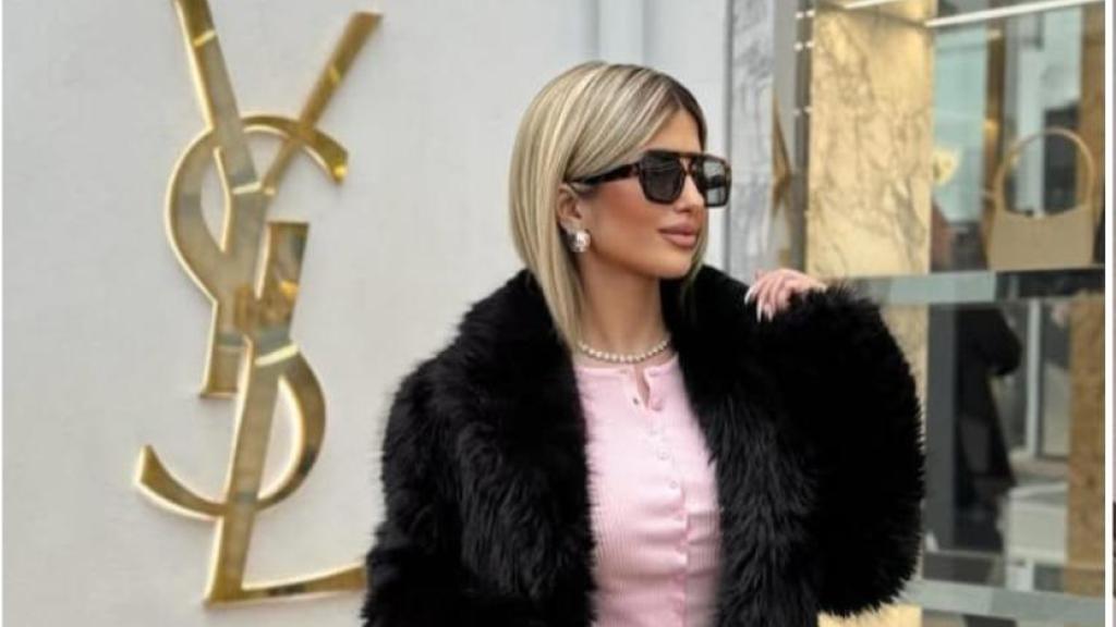 María Segura, concejal de Seguridad Ciudadana de Alguazas, junto a una tienda de Yves Saint Laurent, y al lado, unos operarios municipales tabicando una vivienda okupada.