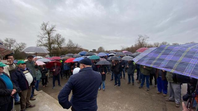 Imagen de los agricultores concentrados.