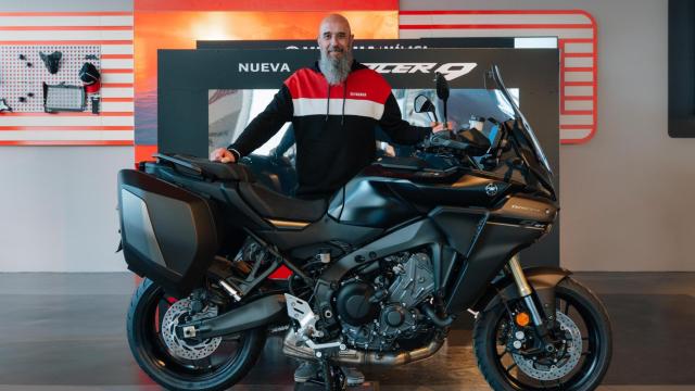 Francisco Domínguez, gerente de Yamaha Motocenter Málaga junto a la Tracer 9.