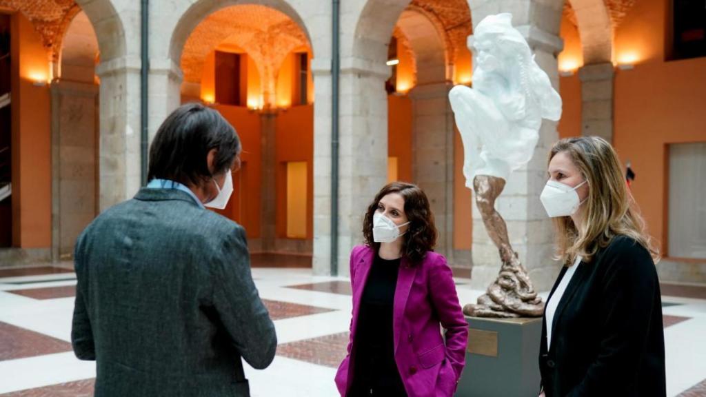 Ayuso conversa con el escultor Víctor Ochoa, frente a su obra 'Héroes de la Covid'.