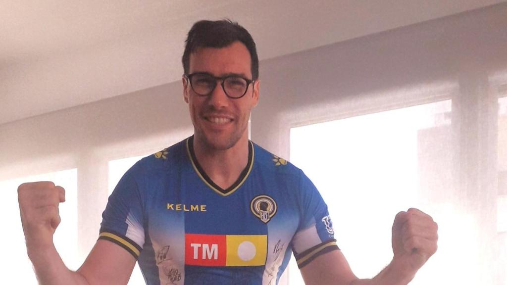 Gedeón Guardiola posa con la camiseta del Hércules en sus redes.