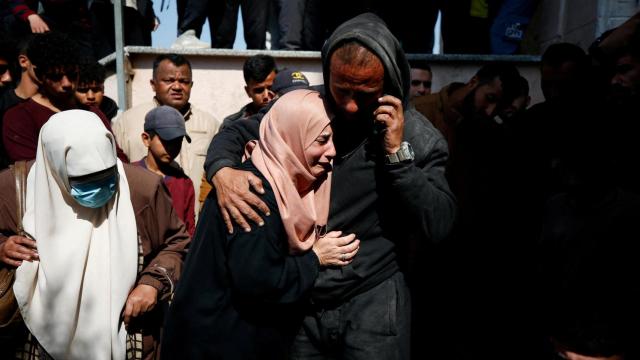 Un hombre y una mujer se consuelan tras un ataque israelí sobre la Franja de Gaza.