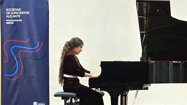 La pianista Oriana Larisa Kemelmajer este lunes durante su recital en Alicante.
