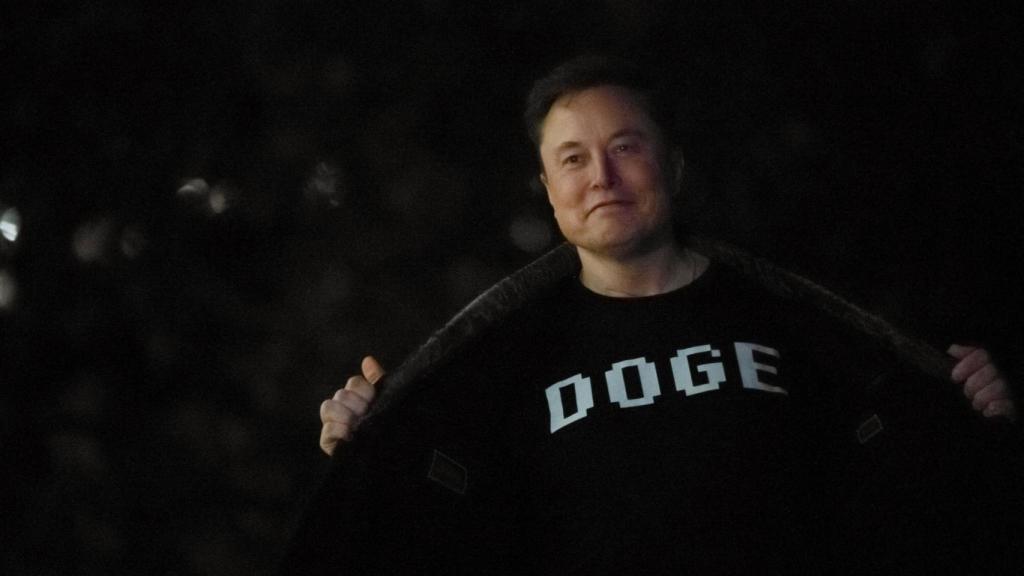 Elon Musk con una camiseta de DOGE