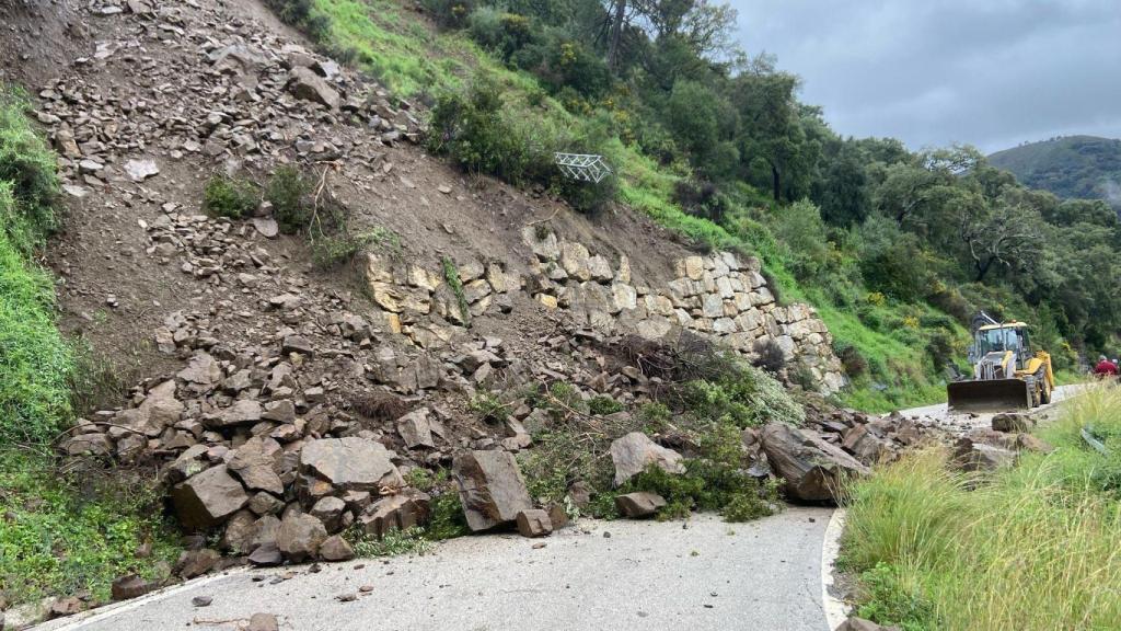 La carretera afectada en Málaga por las lluvias.