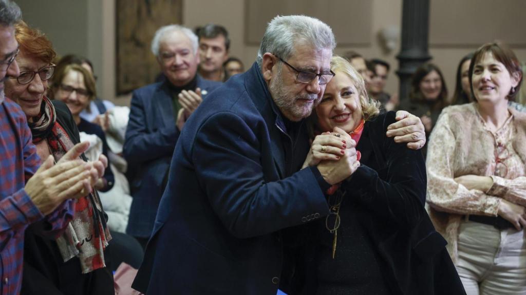 El rector en funciones, José Antonio Mayoral, y la nueva rectora de la Universidad de Zaragoza, Rosa Bolea, celebrando la victoria