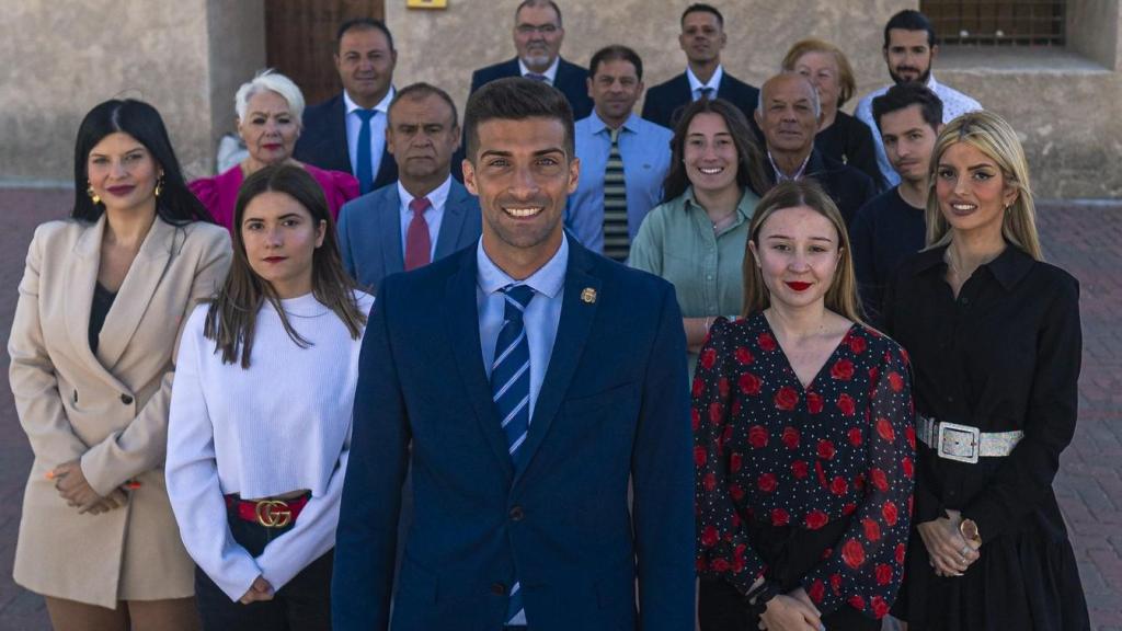 El líder de Unidad por Alguazas y actual alcalde, José Gabriel García, posando con el resto de su equipo.