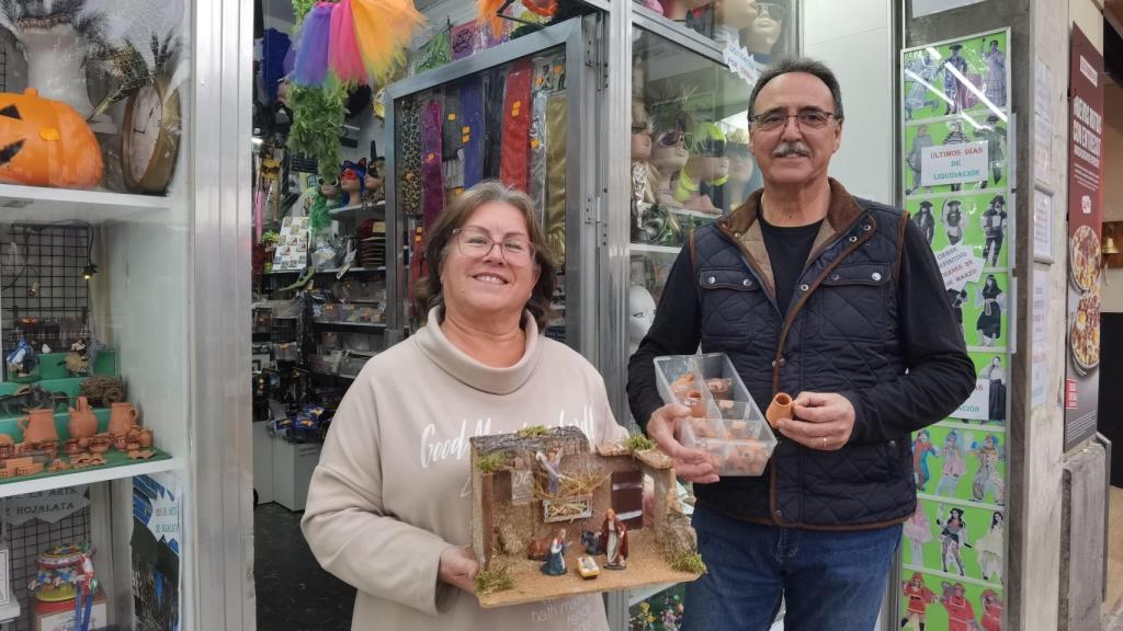Mari Carmen y Pedro con los complementos de belenes que venden en Mundifiesta.
