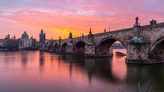 Puente de Carlos al amanecer, en Praga