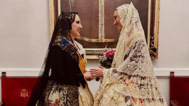 La alcaldesa de Valencia, María José Catalá, junto a la fallera mayor, Berta Peiró, vestida de valenciana para la ofrenda. EE