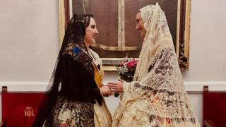 La alcaldesa de Valencia, María José Catalá, junto a la fallera mayor, Berta Peiró, vestida de valenciana para la ofrenda. EE