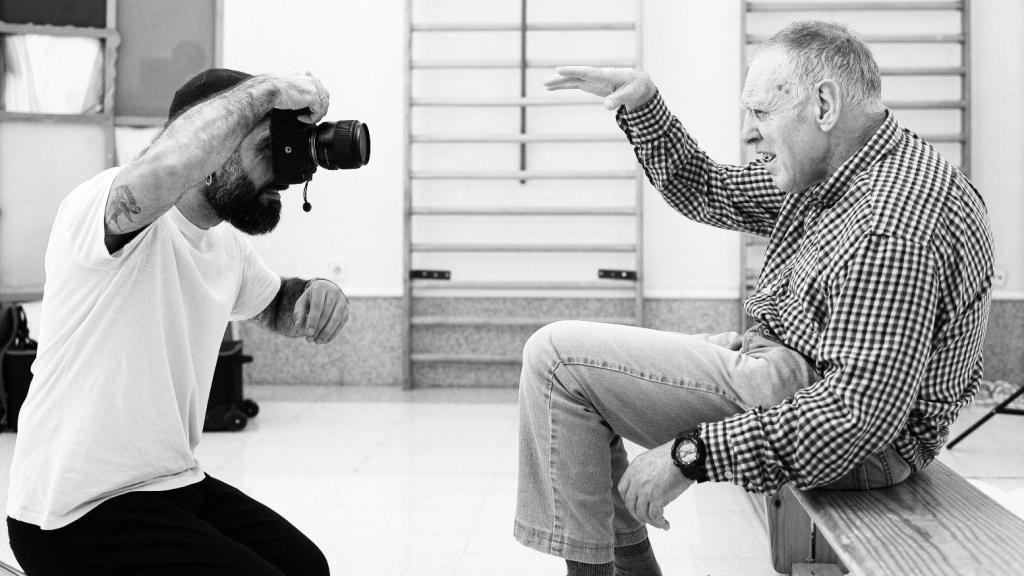 Iván Carbonell, junto con un hombre en el centro San Rafael de Alicante.