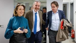 Cuca Gamarra, con Jorge Azcón y Roberto Bermúdez de Castro, este martes.