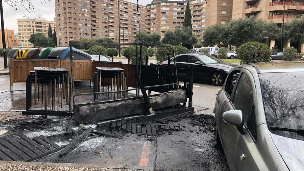 La terraza de un bar, un vehículo y un contenedor calcinados por un incendio en Zaragoza