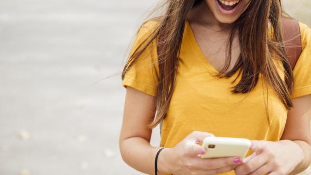 Una chica utilizando su móvil,