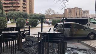 Una terraza y un vehículo calcinados por un incendio esta madrugada en Zaragoza