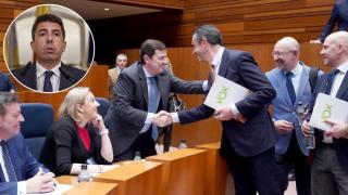 El presidente de la Comunidad Valenciana, Carlos Mazón, y el presidente de la Junta, Alfonso Fernández Mañueco, saludando al portavoz de Vox, David Hierro, en un pleno de las Cortes, en un montaje de EL ESPAÑOL