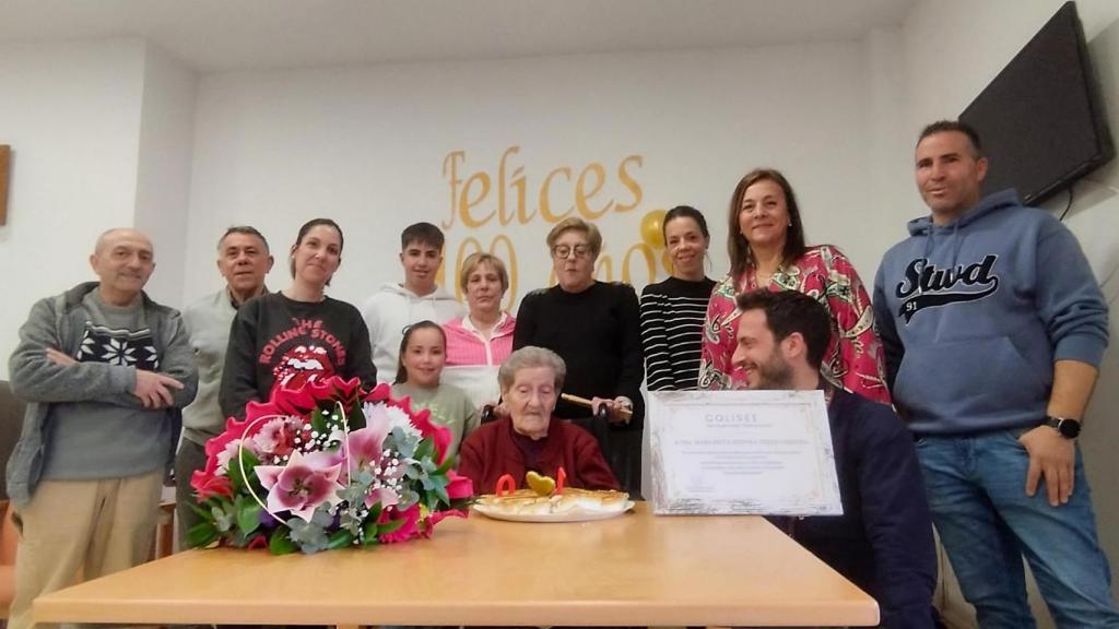 Margarita Isidora Pérez Cabrero junto a sus familiares y la concejala de Bienestar Social y Mayores, Mari Cruz Gacho