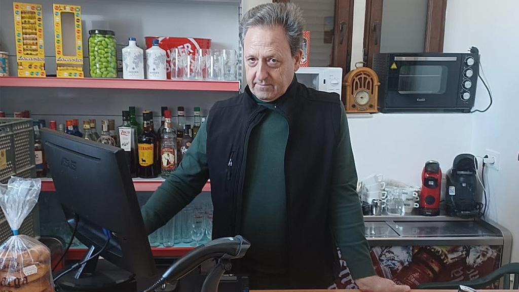 Anselmo en su tienda y bar de San Pablo de la Moraleja