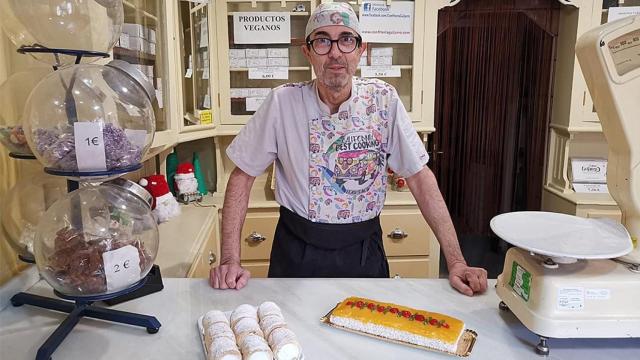 Juan José Guijarro en su confitería de Tudela de Duero