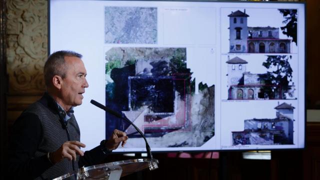 El concejal de Urbanismo y Vivienda del Ayuntamiento de Valladolid, Ignacio Zarandona, informa sobre la contratación de las obras de desmontaje, traslado y recolocación de la arquería histórica del Convento de la Merced Calzada de Valladolid.