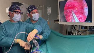 Los doctores Diego González Rivas y Régulo Ávila realizan una compleja e infrecuente cirugía torácica en el Hospital Ruber Internacional.