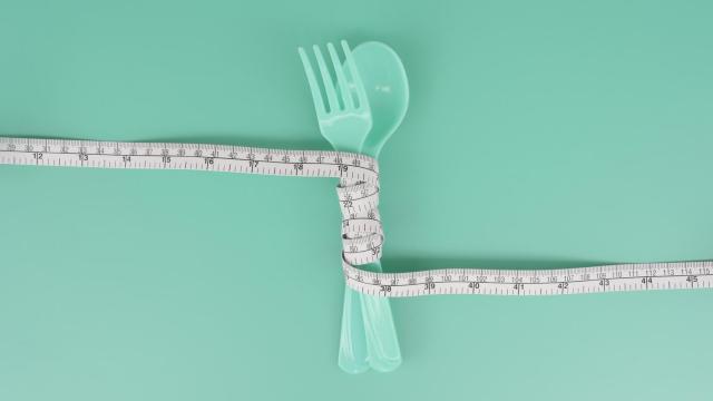 Unos cubiertos y un metro.