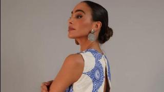 Rocío Osorno con un conjunto de su firma.