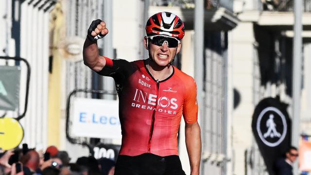 Magnus Sheffield celebra su victoria en la última etapa de la París-Niza.