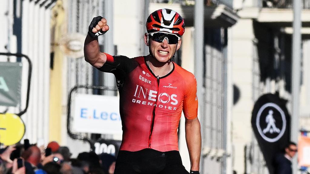 Magnus Sheffield celebra su victoria en la última etapa de la París-Niza.