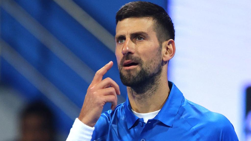 Novak Djokovic, contrariado tras perder ante Berretini en Doha.