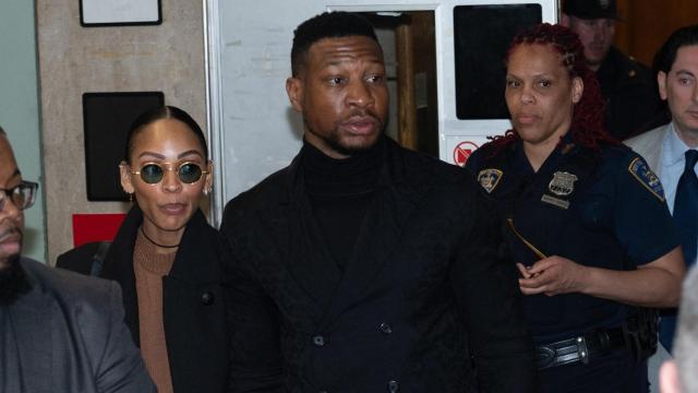 Jonathan Majors, en el centro, acude al juzgado. Foto: ContactoPhoto / Europa Press