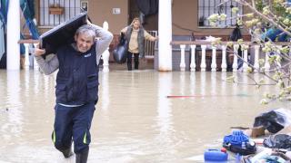 Vecinos desalojando sus casas en Córdoba ante la crecida del río.