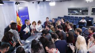 Los periodistas rodean a Ángel Víctor Torres, titular de Política Territorial, tras la rueda de prensa posterior al Consejo de Ministros.