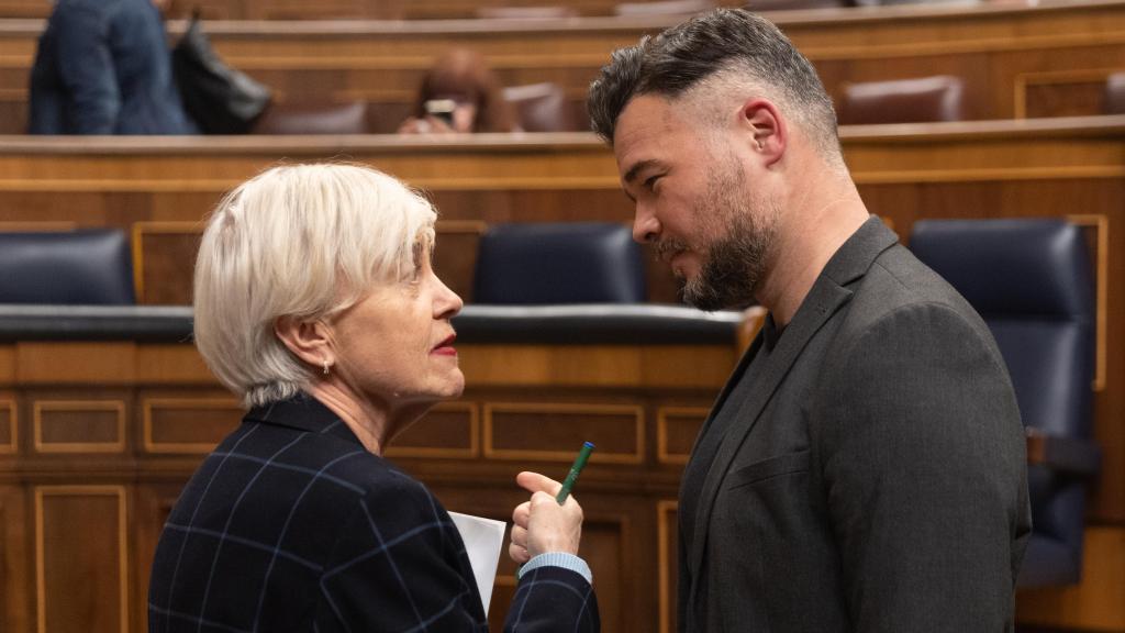 La secretaria segunda de la Mesa del Congreso, Isaura Leal, y el portavoz de ERC en el Congreso, Gabriel Rufián, a su llegada a una sesión plenaria en el Congreso de los Diputados, a 18 de marzo de 2025.