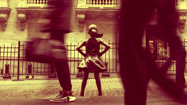 La gente pasa junto a la escultura Fearless Girl de Kristen Visbal frente a la Bolsa de Valores de Nueva York.
