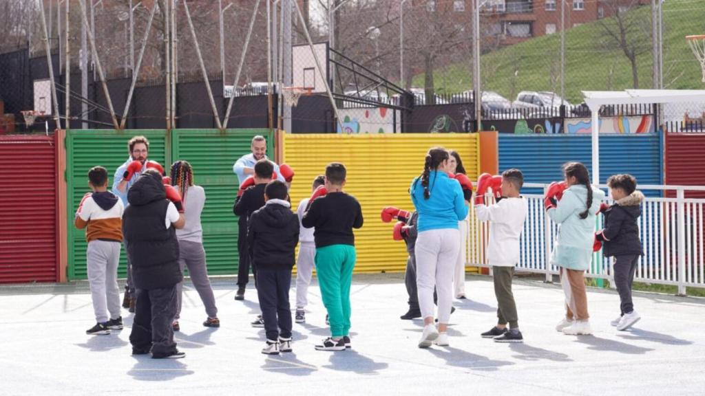 Actividades del proyecto ‘La Tribu del 12’, que previene la captación de menores por bandas juveniles violentas en Puente de Vallecas.