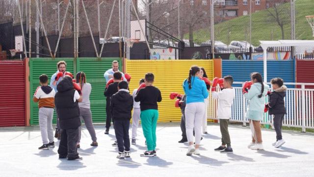 Actividades del proyecto ‘La Tribu del 12’, que previene la captación de menores por bandas juveniles violentas en Puente de Vallecas.