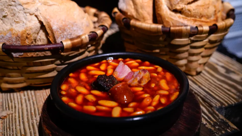 Imagen de archivo de un plato de fabada asturiana.