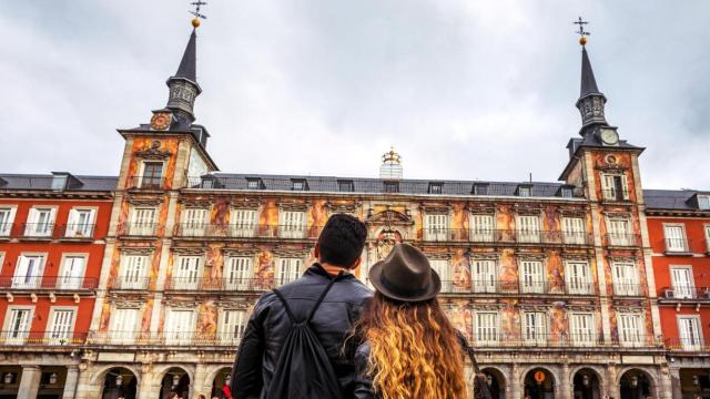 Una pareja en la Plaza Mayor de Madrid.
