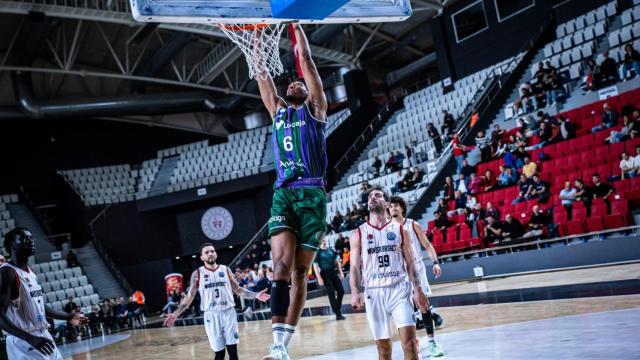 Kameron Taylor entra a canasta durante el Manisa Basket vs. Unicaja de la BCL