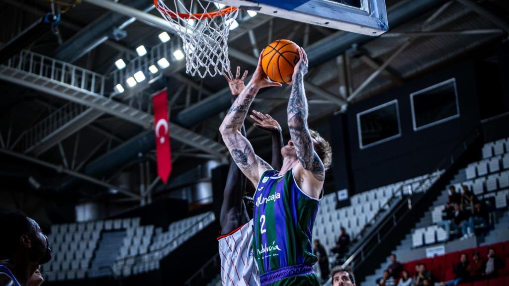 Olek Barcelowski durante el Manisa Basket vs. Unicaja de la BCL