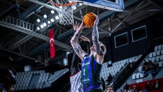 Olek Barcelowski durante el Manisa Basket vs. Unicaja de la BCL