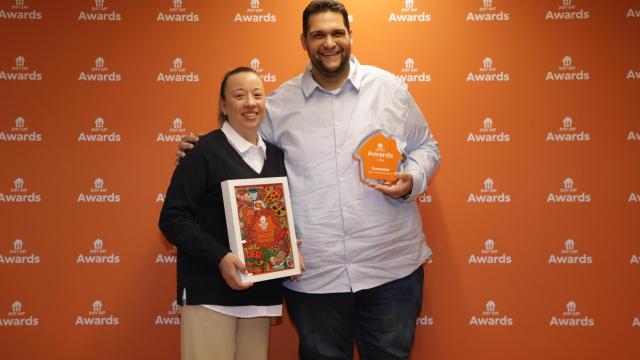 Premio de Just Eat a los responsables del restaurante Los Delfines.