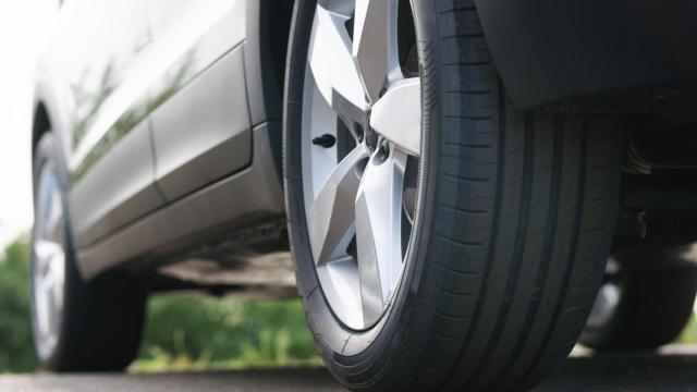 Ruedas de un coche estacionado.