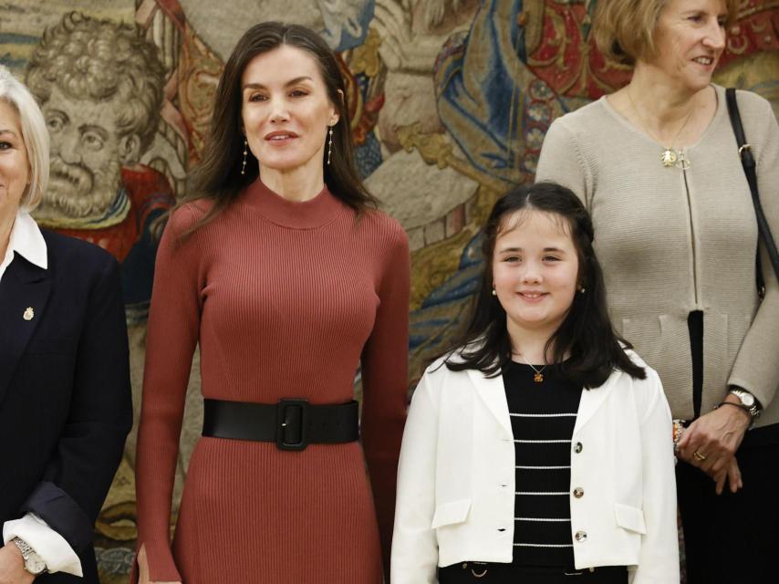 Lertizia, con pendientes valencianos, junto a la representación de la Fundación de Mujeres del Fondo de becas fiscal Soledad Cazorla Prieto.