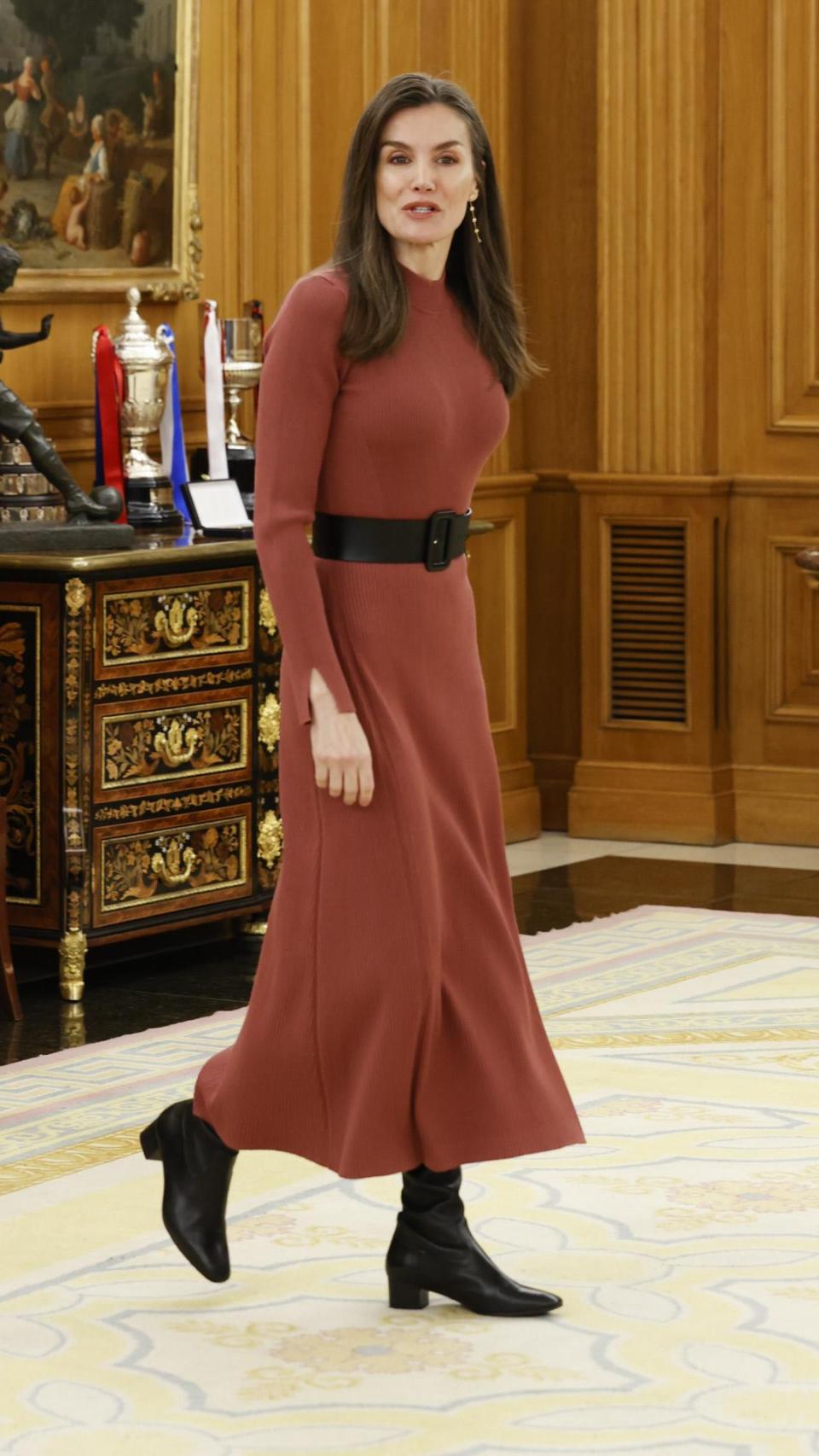 La Reina entra en su primera reunión luciendo un vestido de Indi&Cold comprado en Valencia.