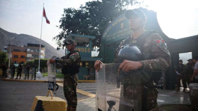 Policías peruanos frente a una comisaría en Lima.